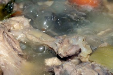 Kemik, havuç ve sebzelerle kaynatılmış tavuk suyuna yakın durun.