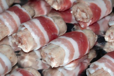 Akşam yemeği için sosis ve pastırma hazır olsun.