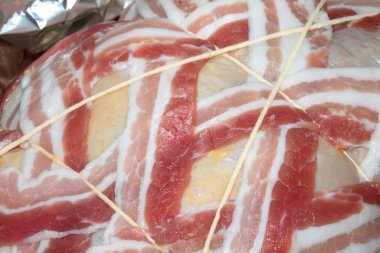 Akşam yemeği için sosis ve pastırma hazır olsun.