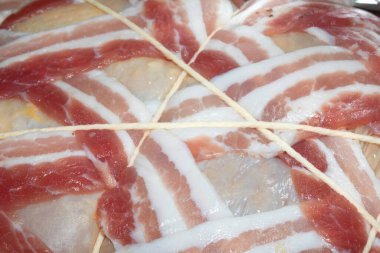 Akşam yemeği için sosis ve pastırma hazır olsun.