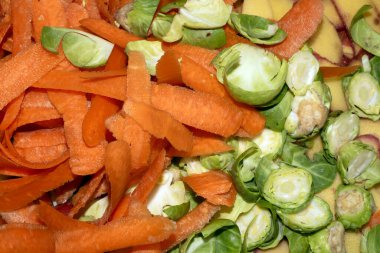 Havucu kapat ve filizlen hurda soy. Beyaz arka plandaki gübre için yiyecek atıkları.