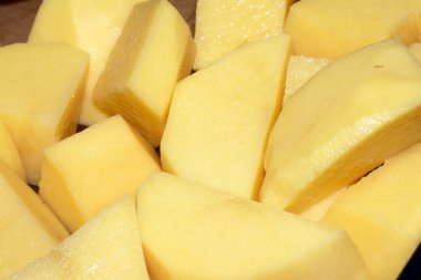 Soyulmuş ve doğranmış çiğ patatesler kavrulmaya hazır.