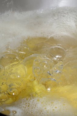 Kaynar suya yakın, patatesler pişiyor.