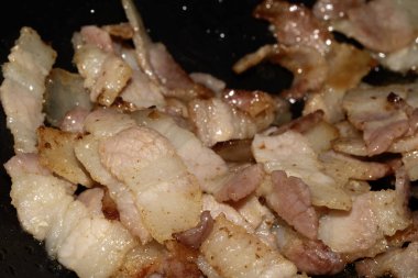 Kızarmış pastırma parçaları yenmeye hazır olsun.