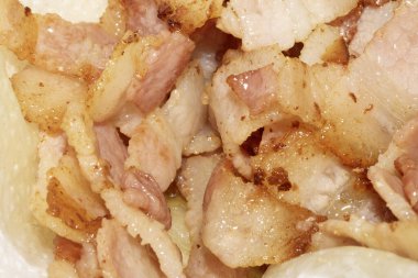 Kızarmış pastırma parçaları yenmeye hazır olsun.