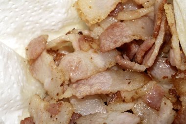 Kızarmış pastırma parçaları yenmeye hazır olsun.