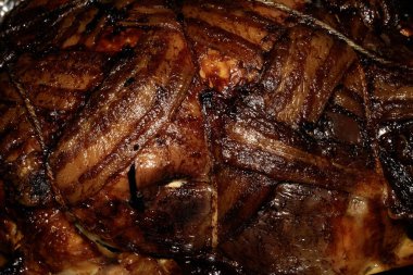 Pastırmayla kaplı fırında pişirilmiş tavuk ve yenmeye hazır et.