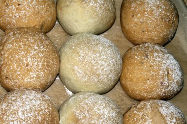 Taze pişmiş ev yapımı rulo çörekler altın gibi.