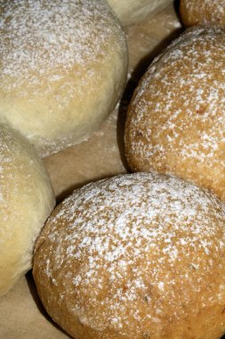 Taze pişmiş ev yapımı rulo çörekler altın gibi.