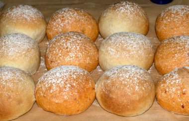 Taze pişmiş ev yapımı rulo çörekler altın gibi.