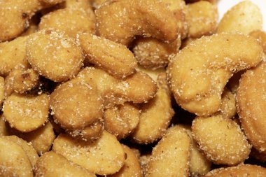 Tuz, fındık ve fıstık şekeri yakın.