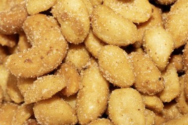 Tuz, fındık ve fıstık şekeri yakın.