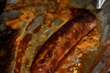 Kızarmış sosisli ve yağlı.