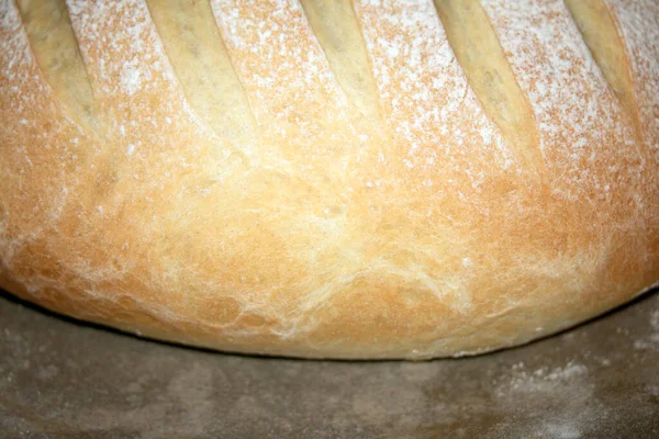 Ev yapımı taze ekmek rulosu fırından yeni çıktı.