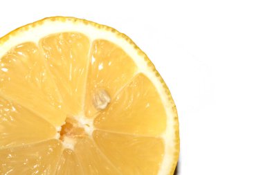 Kesik bir limon dilimini beyaz bir arka planla kapat