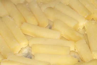 Yakın ya da pişmemiş çiğ cipsler pişirilmeye ve kızartılmaya hazır.