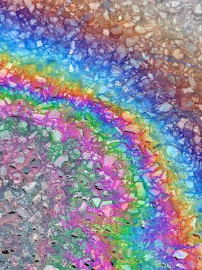 Petrol Gök kuşağı Sızıntısı Yollarda akıyor