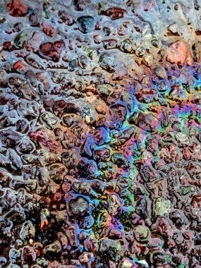 Petrol Gök kuşağı Sızıntısı Yollarda akıyor