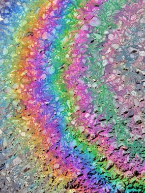 Petrol Gök kuşağı Sızıntısı Yollarda akıyor