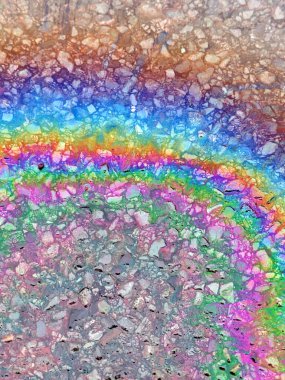 Petrol Gök kuşağı Sızıntısı Yollarda akıyor