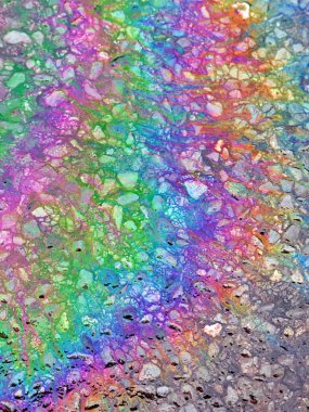 Petrol Gök kuşağı Sızıntısı Yollarda akıyor