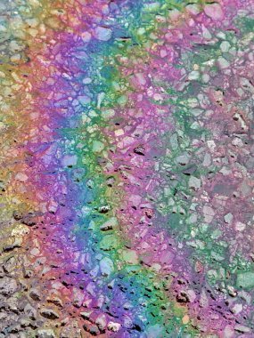 Petrol Gök kuşağı Sızıntısı Yollarda akıyor