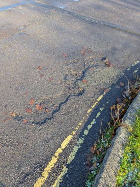 Ağır esrar çukurları Winchester UK 'de tehlikeli yolculukta asfalta hasar verdi.