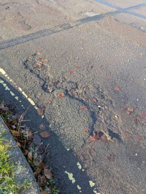 Ağır esrar çukurları Winchester UK 'de tehlikeli yolculukta asfalta hasar verdi.