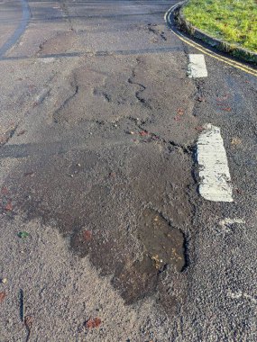 Ağır esrar çukurları Winchester UK 'de tehlikeli yolculukta asfalta hasar verdi.