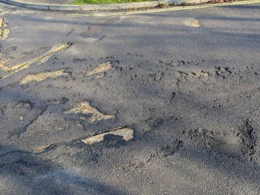 Ağır esrar çukurları Winchester UK 'de tehlikeli yolculukta asfalta hasar verdi.