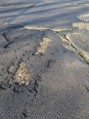 Ağır esrar çukurları Winchester UK 'de tehlikeli yolculukta asfalta hasar verdi.