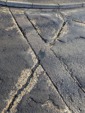 Ağır esrar çukurları Winchester UK 'de tehlikeli yolculukta asfalta hasar verdi.