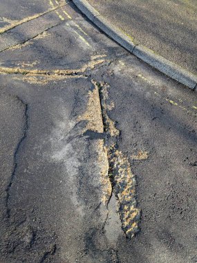 Ağır esrar çukurları Winchester UK 'de tehlikeli yolculukta asfalta hasar verdi.