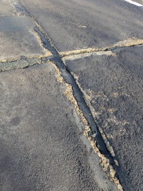 Ağır esrar çukurları Winchester UK 'de tehlikeli yolculukta asfalta hasar verdi.