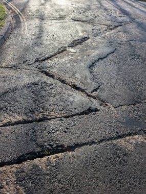 Ağır esrar çukurları Winchester UK 'de tehlikeli yolculukta asfalta hasar verdi.