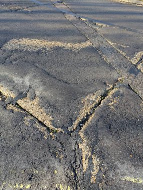 Ağır esrar çukurları Winchester UK 'de tehlikeli yolculukta asfalta hasar verdi.