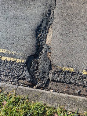 Ağır esrar çukurları Winchester UK 'de tehlikeli yolculukta asfalta hasar verdi.