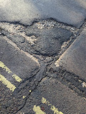 Ağır esrar çukurları Winchester UK 'de tehlikeli yolculukta asfalta hasar verdi.