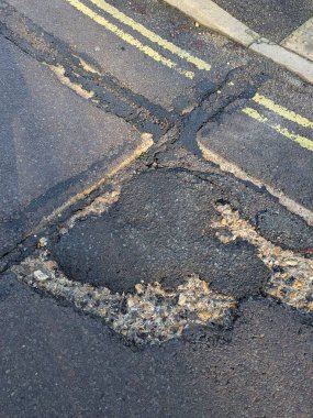 Ağır esrar çukurları Winchester UK 'de tehlikeli yolculukta asfalta hasar verdi.