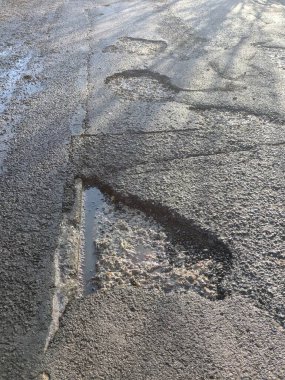 Ağır esrar çukurları Winchester UK 'de tehlikeli yolculukta asfalta hasar verdi.