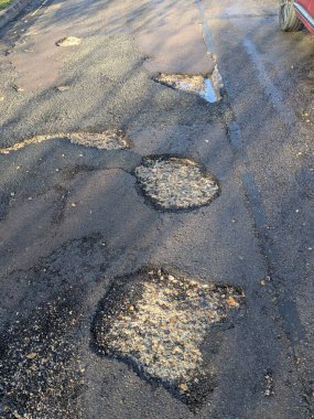 Ağır esrar çukurları Winchester UK 'de tehlikeli yolculukta asfalta hasar verdi.