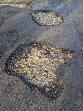 Ağır esrar çukurları Winchester UK 'de tehlikeli yolculukta asfalta hasar verdi.
