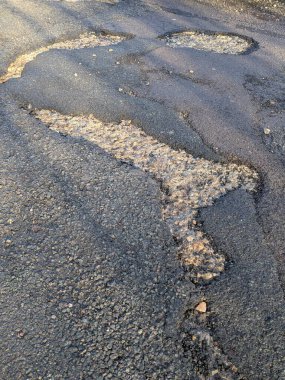 Ağır esrar çukurları Winchester UK 'de tehlikeli yolculukta asfalta hasar verdi.