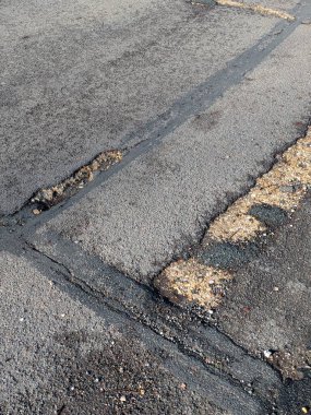 Ağır esrar çukurları Winchester UK 'de tehlikeli yolculukta asfalta hasar verdi.