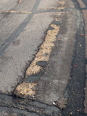Ağır esrar çukurları Winchester UK 'de tehlikeli yolculukta asfalta hasar verdi.