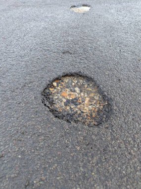 Ağır esrar çukurları Winchester UK 'de tehlikeli yolculukta asfalta hasar verdi.