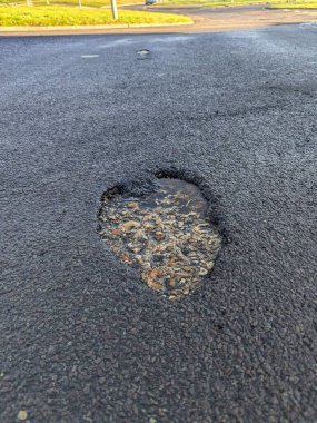 Ağır esrar çukurları Winchester UK 'de tehlikeli yolculukta asfalta hasar verdi.
