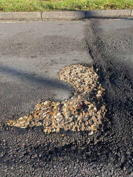 Ağır esrar çukurları Winchester UK 'de tehlikeli yolculukta asfalta hasar verdi.