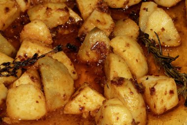 Salamura edilmiş ve baharatlı patatesleri yakından kapatıyoruz.