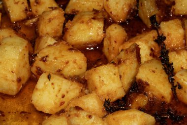 Salamura edilmiş ve baharatlı patatesleri yakından kapatıyoruz.